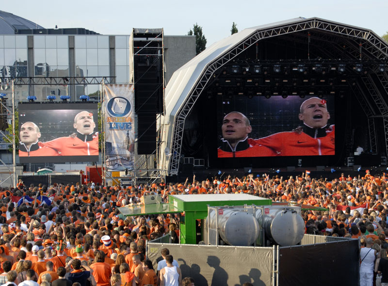 Breda was zondag een grote Oranjemassa. foto Wijnand Nijs